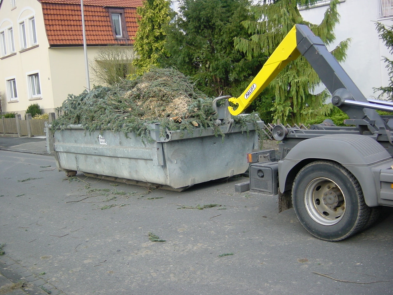 Muldendienst für Baumreste nach Sturm in Bad Oeynhausen