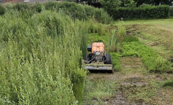 Mulchen von Regenwasser Rückhaltebecken