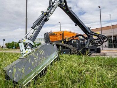 Mähraupe mit Auslegermulcher Mähraupe mit Ausleger mäht Böschung am Bach